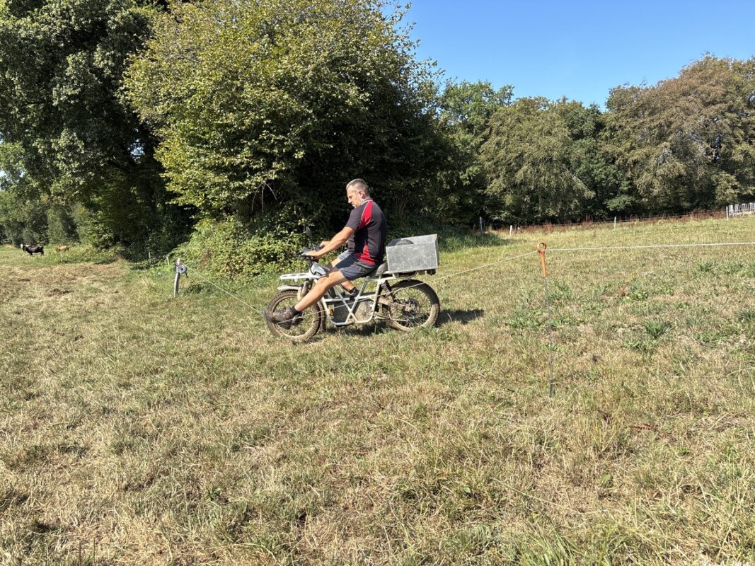 Pour entrer dans le paddock, le pied du conducteur vient faire passer le fil sous la machine.