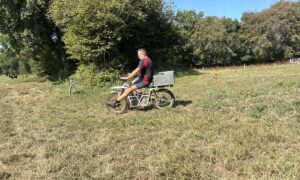 un homme sur une moto dans un champ
