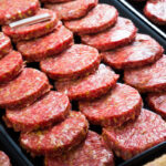 Gros plan sur une grande barquette de steak haché