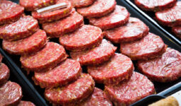 Gros plan sur une grande barquette de steak haché