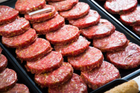 Gros plan sur une grande barquette de steak haché