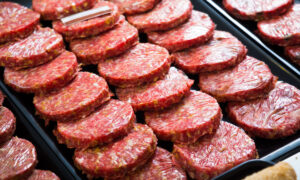 Gros plan sur une grande barquette de steak haché