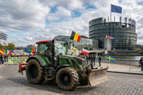 manifestation d'agriculteurs en tracteur au parlement européen