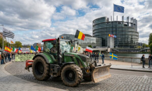 manifestation d'agriculteurs en tracteur au parlement européen