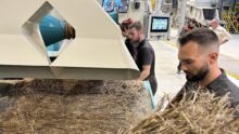 Un homme travaille à la chaine dans une usine de teillage