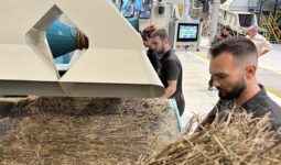 Un homme travaille à la chaine dans une usine de teillage