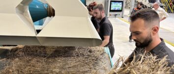 Un homme travaille à la chaine dans une usine de teillage