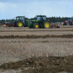 Concours de labour dans un champ