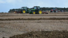 Concours de labour dans un champ