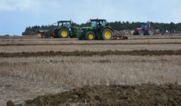 Concours de labour dans un champ