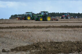 Concours de labour dans un champ