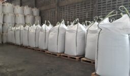 big bag d'engrais minéraux dans un hangar
