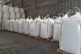 big bag d'engrais minéraux dans un hangar