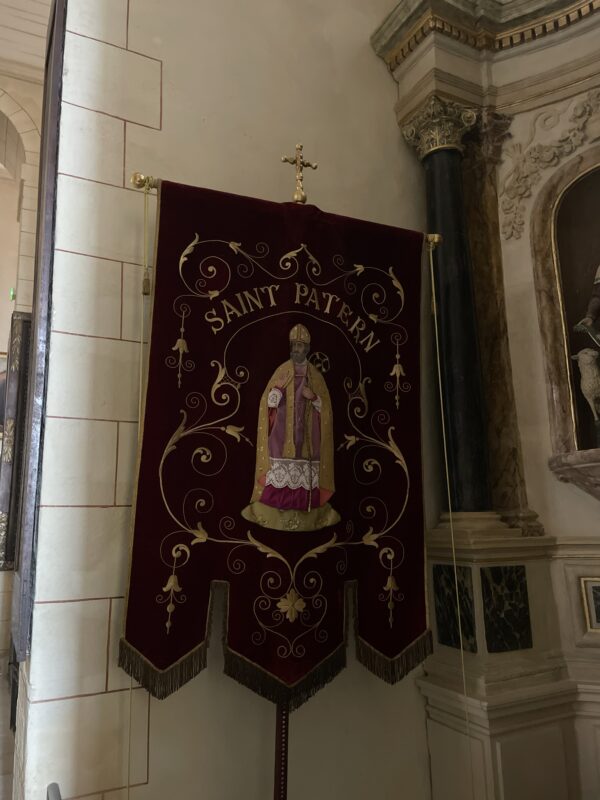 Bannière de Saint-Patern dans l'église de Vannes