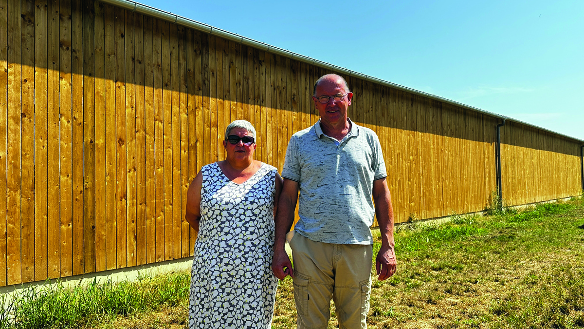 couple d'éleveurs devant un bâtiment agricole - Illustration L’autoconsommation franchit un cap