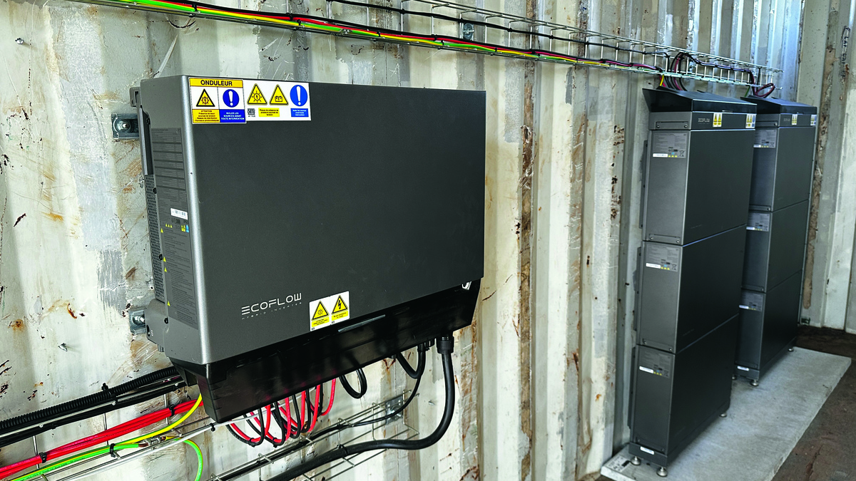 onduleur et batteries de stockage de panneaux photovoltaïques