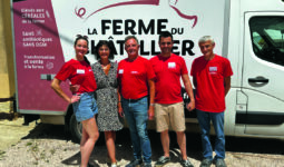 Des femmes et des hommes posent devant un camion de vente directe