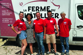 Des femmes et des hommes posent devant un camion de vente directe