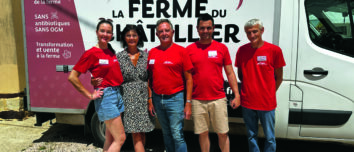 Des femmes et des hommes posent devant un camion de vente directe