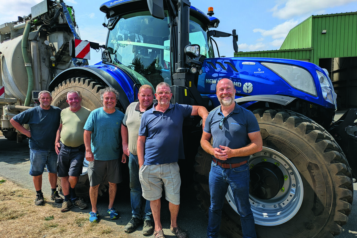 Six hommes devant un tracteur alimenté au méthane avec une tonne à lisier attelée - Illustration Premier avis d&rsquo;utilisateur sur le New Holland T7.270 Methane Power