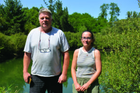 Un couple devant une réserve d'eau
