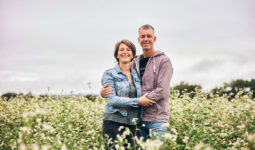 Un couple dans un champ de sarrasin en fleurs