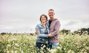 Un couple dans un champ de sarrasin en fleurs
