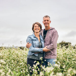 Un couple dans un champ de sarrasin en fleurs