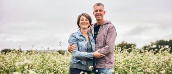 Un couple dans un champ de sarrasin en fleurs