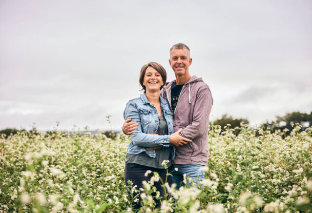Un couple dans un champ de sarrasin en fleurs