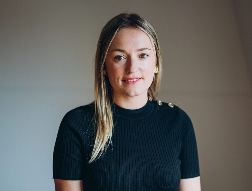 Une jeune femme blonde en tenue de couleur noire - Illustration « Le notaire est un partenaire agricole local important »