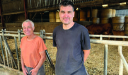 Deux hommes dans un bâtiment agricole