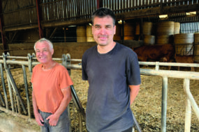 Deux hommes dans un bâtiment agricole