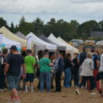 Une foule sur un salon agricole plein champ