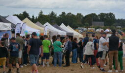 Une foule sur un salon agricole plein champ