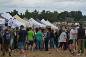 Une foule sur un salon agricole plein champ