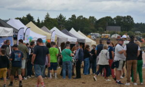 Une foule sur un salon agricole plein champ