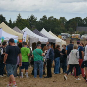 Une foule sur un salon agricole plein champ