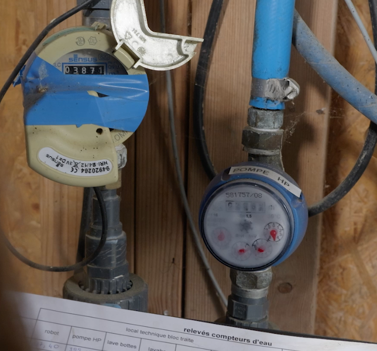 À la ferme expérimentale de Derval (44), des sous-compteurs d’eau permettent de suivre les consommations liées à l’abreuvement, au ballon d’eau chaude, au prérefroidisseur, au lave-botte, au lavabo…