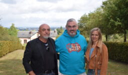 Deux artistes qui vont se produire en concert au Domaine de Trévarez, aux côtés du coordinateur du festival.