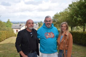 Deux artistes qui vont se produire en concert au Domaine de Trévarez, aux côtés du coordinateur du festival.