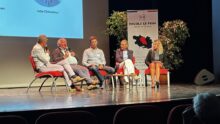 cinq intervenants sur une scène pendant une table ronde
