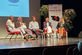 cinq intervenants sur une scène pendant une table ronde
