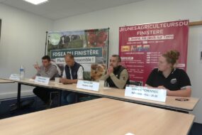 Des responsables lors d'une conférence de presse