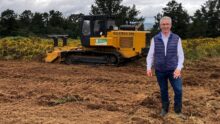 Une personne deavnt une machine de broyage