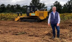 Une personne deavnt une machine de broyage