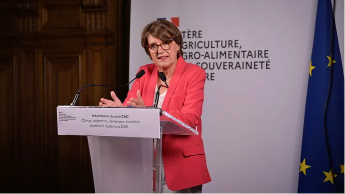 Une femme parle derrière un pupitre - Illustration Unanimité syndicale  sur l’insuffisance du plan sécheresse