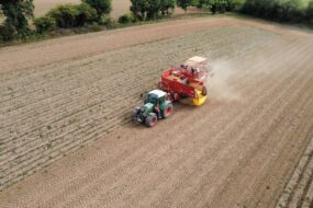 vue au drone arracheuse pomme de terre
