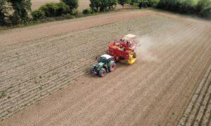 vue au drone arracheuse pomme de terre