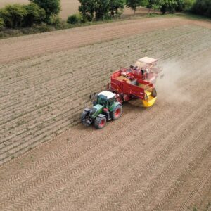 vue au drone arracheuse pomme de terre